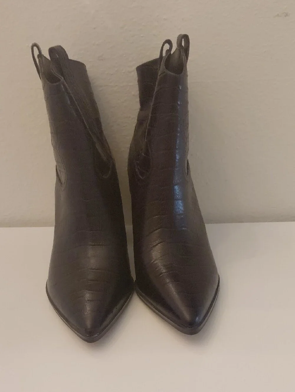 New Gibson Latimer Black Croc-Embossed Pointed  Cowboy Ankle Boots